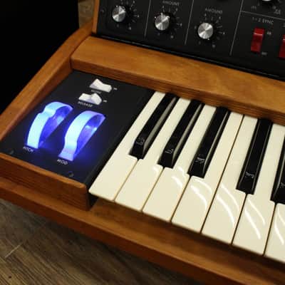 MOOG Minimoog Voyager Performer Edition V3.5 Bb Mw GOLD KNOB [3794] (08/17) image 2