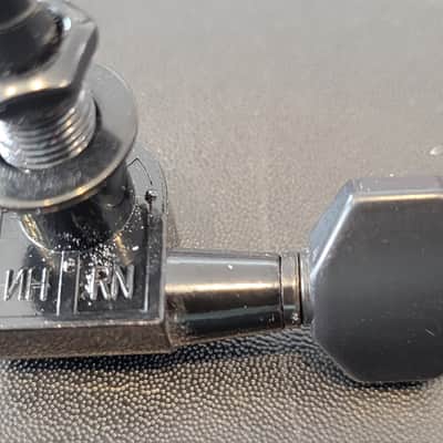 Unbranded Six on a side tuners with bushings and screws - Black image 3