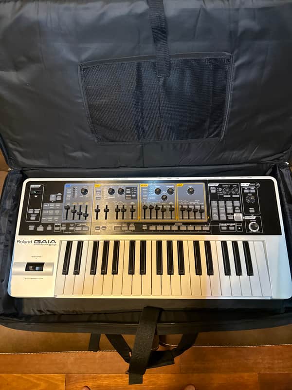 Roland SH-01 GAIA 37-Key Digital Synthesizer 2010 - 2012 - White image 1