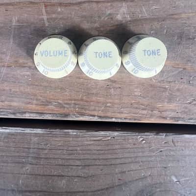 Real Life Relics Genuine Fender Aged White Stratocaster® Knobs (Set of 3) 0991369000    [DQ6] image 3