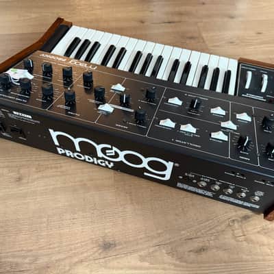 Immagine Moog Prodigy 32-Key Monophonic Analog Synthesizer (Serviced / warranty) - 3