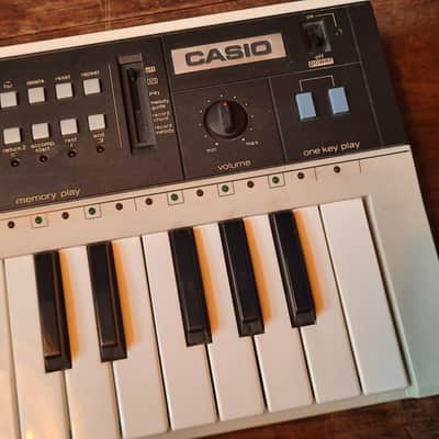 Casio MT-70 Casiotone 49-Key Synthesizer 1982 - 1984 - White / Black image 4