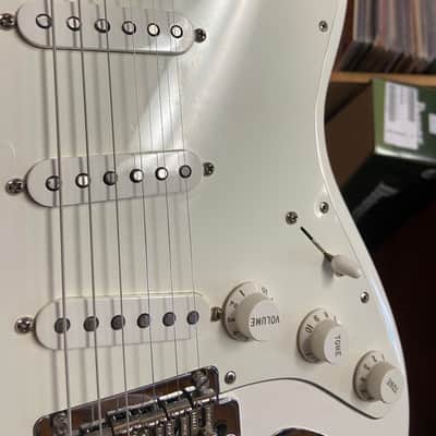 Fender Player Stratocaster 2018 - White w/ gigbag image 9