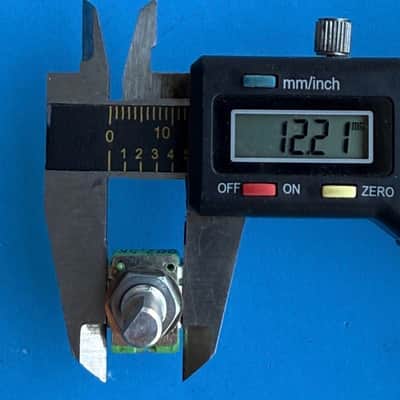 AKAI MPK 25 APC40 MKI MIDI Controller Part: ALPHA Potentiometer 2.5KB Pot image 10