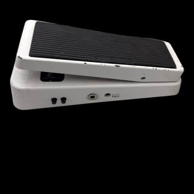 Dunlop 105Q Cry Baby Bass Wah 1999 - Present - White X8329 image 4