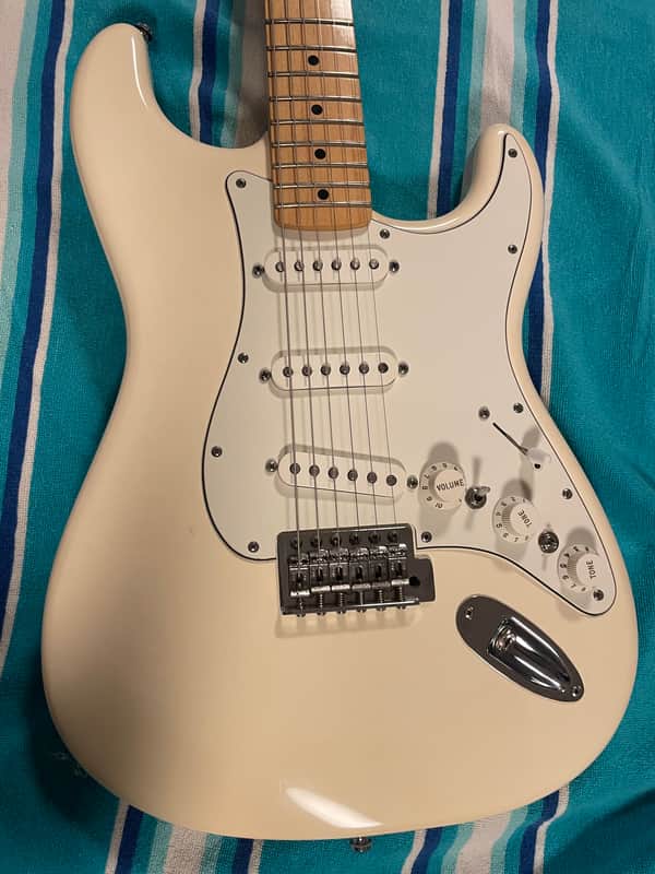 Fender Standard Stratocaster with Maple Fretboard 2006 - 2017 - Arctic White image 1