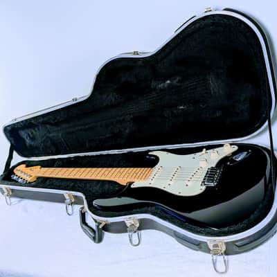 2002 Fender American Deluxe Stratocaster with Maple Fretboard - Montego Black image 4