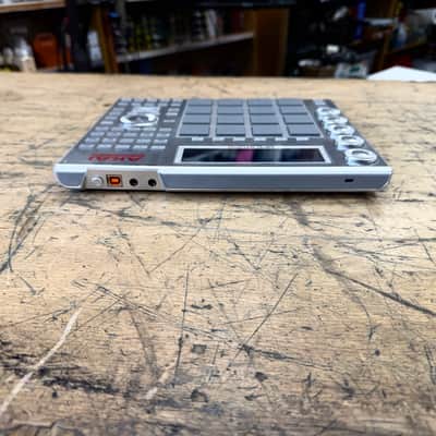 Used Akai MPC Studio Music Production Controller V1 with Bag USB Cable and THE 809 MPC Expansion CD image 10