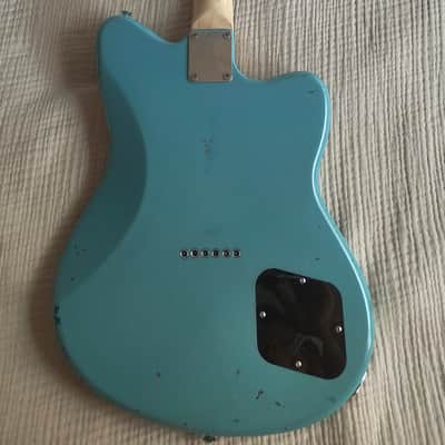 Squier Paranormal Toronado 2021 - Present - 3-Color Sunburst image 8