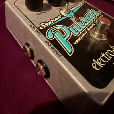 Electro-Harmonix Stereo Pulsar Analog Tremolo 2007 - Present - Blue image 2