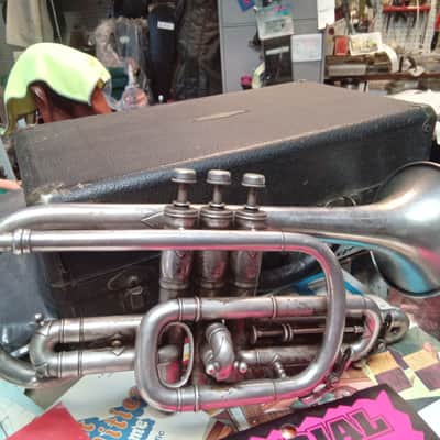 J.W. York & Sons Vintage Professional Shepherds Crook Cornet with extra slides and mouthpieces. 1905 - Silver Plate image 2
