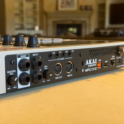 Akai MPC One Standalone MIDI Sequencer Retro Edition 2021 - Present Grey image 4