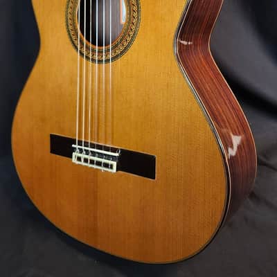 Jose Ramirez Pre Owned 1995 Vintage R4 all Solid CLassical Guitar With Case image 3