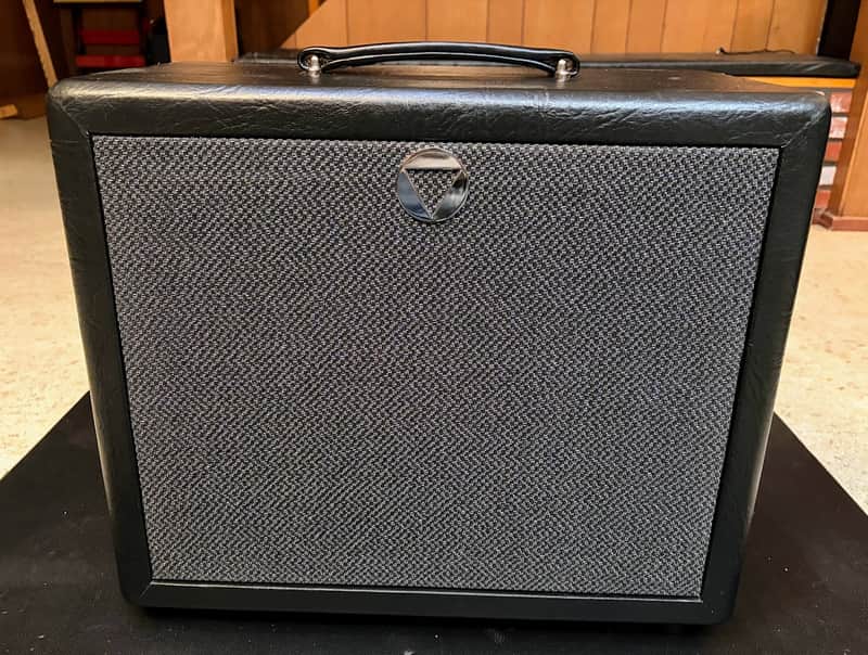 VBoutique USA VCube 1x12 Convertible Cabinet image 1