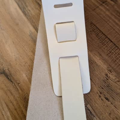 Fender Guitar Strap 2.5" White Leather Locks Gold FENDER Logo Great Condition image 5