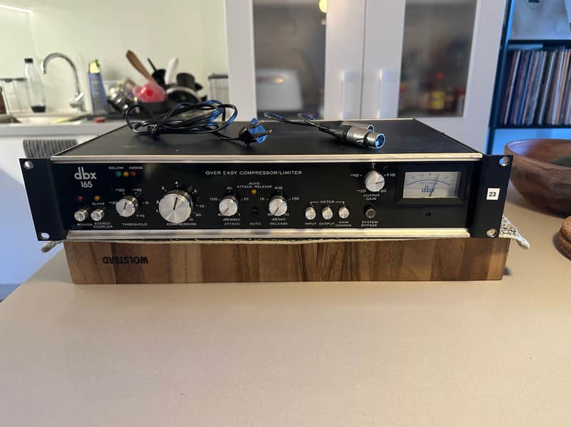 dbx 165 Over Easy Compressor / Limiter | Reverb