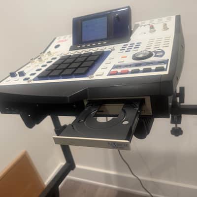 Akai MPC4000 Music Production Center - White image 5