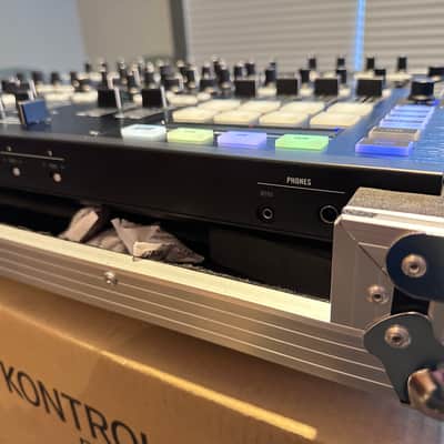 Native Instruments Traktor Kontrol S8 with Flight Case image 13