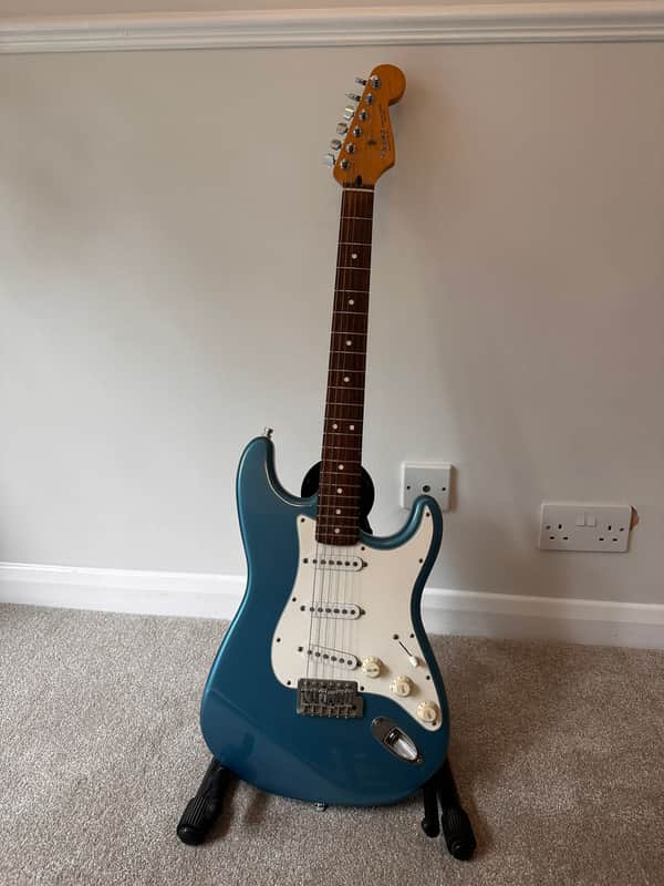 Fender Stratocaster MIM 1995 Made in Mexico (MN5) Electric Guitar + Stand 1995 - Lake Placid Blue Metallic image 1