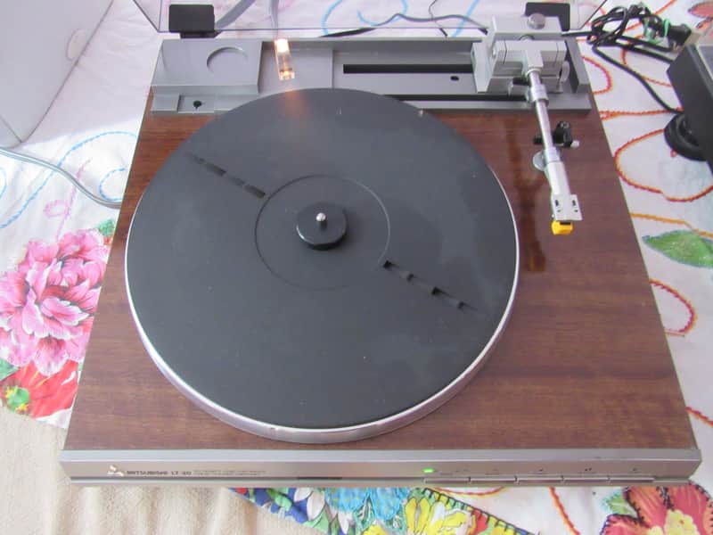 Mitsubishi LT20 linear tracking fully automatic turntable in excellent condition image 1