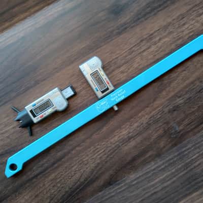 Set of 2 - Digital Action Gauge & Digital Neck Relief Gauge - G-Tech Guitar Works imagen 2