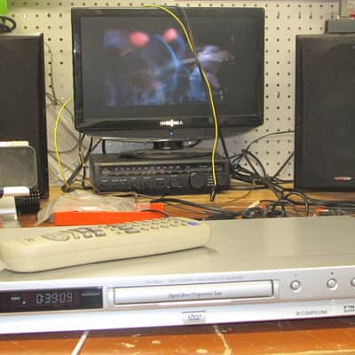 JVC XV-N44 CD and DVD Player w PCM Optical and Co-ax Outputs image 2