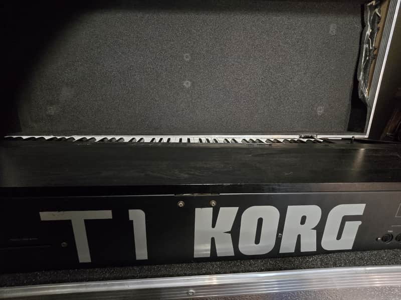 Korg T1 Synthesiser / Workstation + Case ++ image 1
