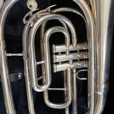 King 1122 Marching French Horn with case. USA image 3