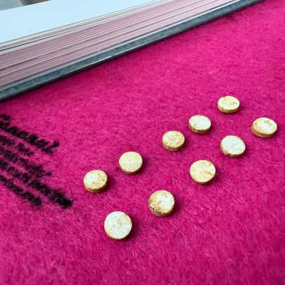 General Vintage Tone Phenolic paper NOS white  clay Dot Inlays 1959 - 1963  ( 10 Dots 1/4" ) Pre cbs Fender ®️ Pre cbs Material. - NOS image 1