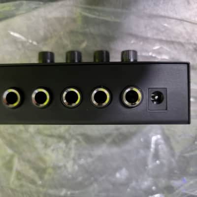 Behringer MicroAMP HA400 4-Channel Headphone Amplifier 2001 - Present - Standard image 3