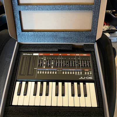 Roland JU 06 Mid 2020 - Black