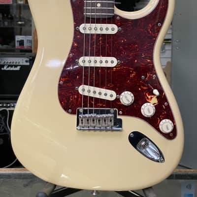 Fender FSR Limited Edition Standard Stratocaster 2014 - Olympic White image 2