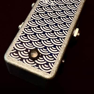 Saturnworks Reversed A/B Box Guitar Pedal Instrument Input Selector Switch with an LED image 2