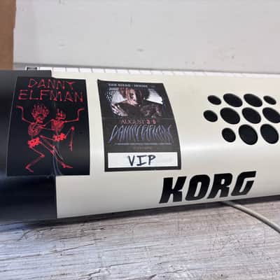Korg SV2-SP 88 Key Stage Vintage Digital Piano with Speakers 2020 - Present - Creme with White / Black Keys image 10