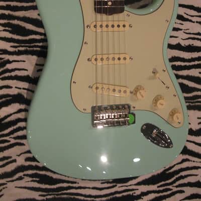 Fender Special Edition '60s Stratocaster Electric Guitar w/Matching Headcap Surf Green image 2