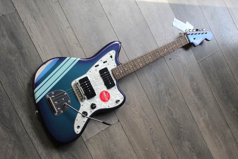 SQUIER "FSR Classic Vibe™ '60s Jazzmaster®, Laurel Fingerboard, White Pearloid Pickguard, Matching Headstock, Competition Burgundy", 3, 57 KG image 1