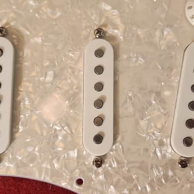 Kinman AVn-69 Zero-Hum Loaded Strat Pickguard White Pearloid/White Covers image 3