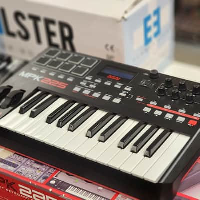 Akai MPK225 2014 - Present - Black