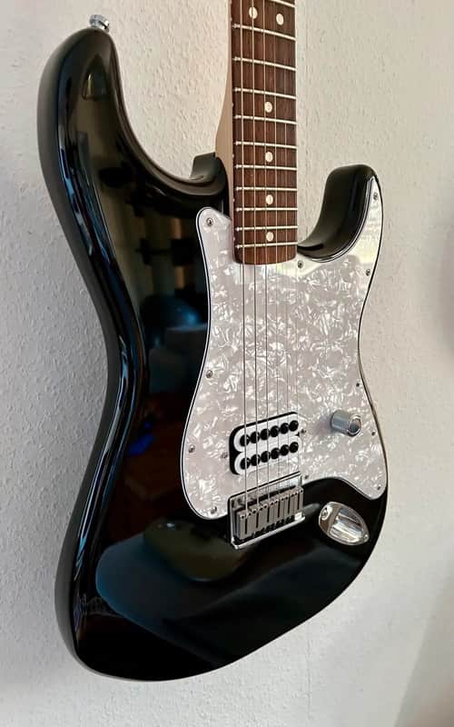Fender Limited Edition Tom DeLonge Signature Stratocaster