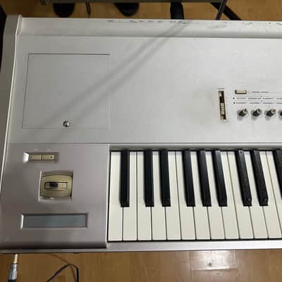 Korg Triton Studio 88-Key 120-Voice Polyphonic Workstation 2002 - 2005 - Silver image 2