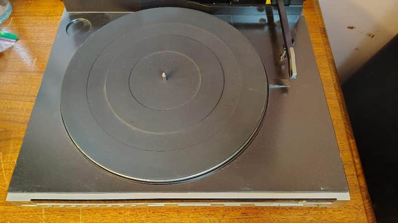Mitsubishi LT5 linear tracking turntable in excellent condition serviced - 1970's image 1