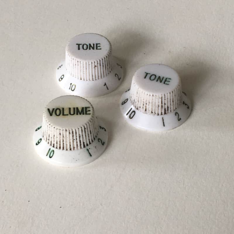? Fender Strat knobs green font Relic white