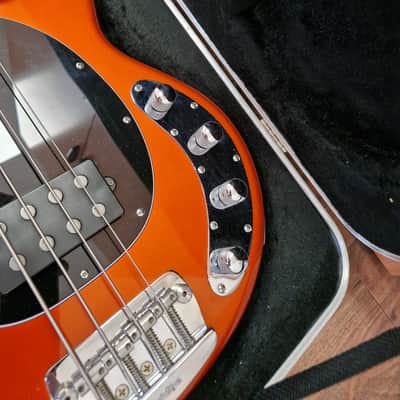 Ernie Ball Music Man StingRay 4 H with Maple Fretboard 1999 - 2018 - Lava Pearl image 2