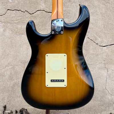 Fender American Deluxe Stratocaster V-Neck with Maple Fretboard 2004 - 2010 - 2-Color Sunburst image 9