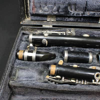A LeBlanc Bb Clarinet in a Hard Case with Extras 28 C image 5