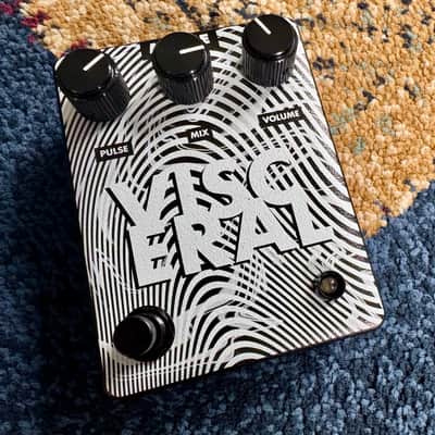 ๐ Moire Visceral w/Box & Swag, synth-style sawtooth fuzz, distortion, smashing pumpkins, industrial ๐งจ image 1