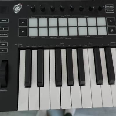 Novation Launchkey 61 MKIV MIDI Keyboard Controller 2024 - Present - Black image 4
