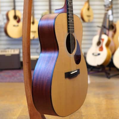 Eastman E1OM Sitka Spruce/Sapele Acoustic Guitar w/Padded Gig Bag image 2