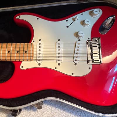 2001 Fender American Series Stratocaster with Maple Fretboard 2000 - 2002 - Hot Rod Red image 6