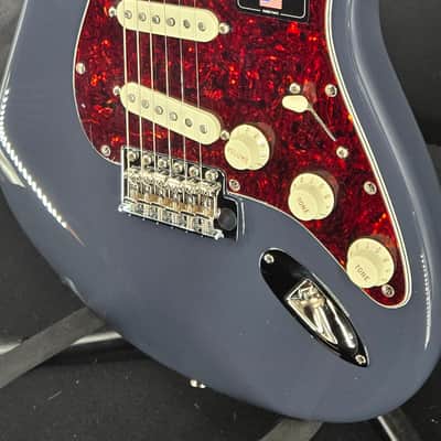 Fender 0114940322 American Professional Classic Stratocaster®, Rosewood Fingerboard, Faded Black image 4